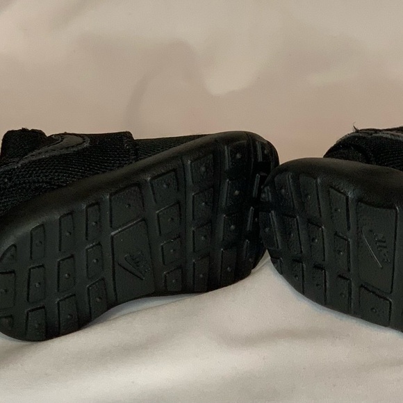 3 for $30 Nike size 3c Kids Black Sneakers - Picture 4 of 4